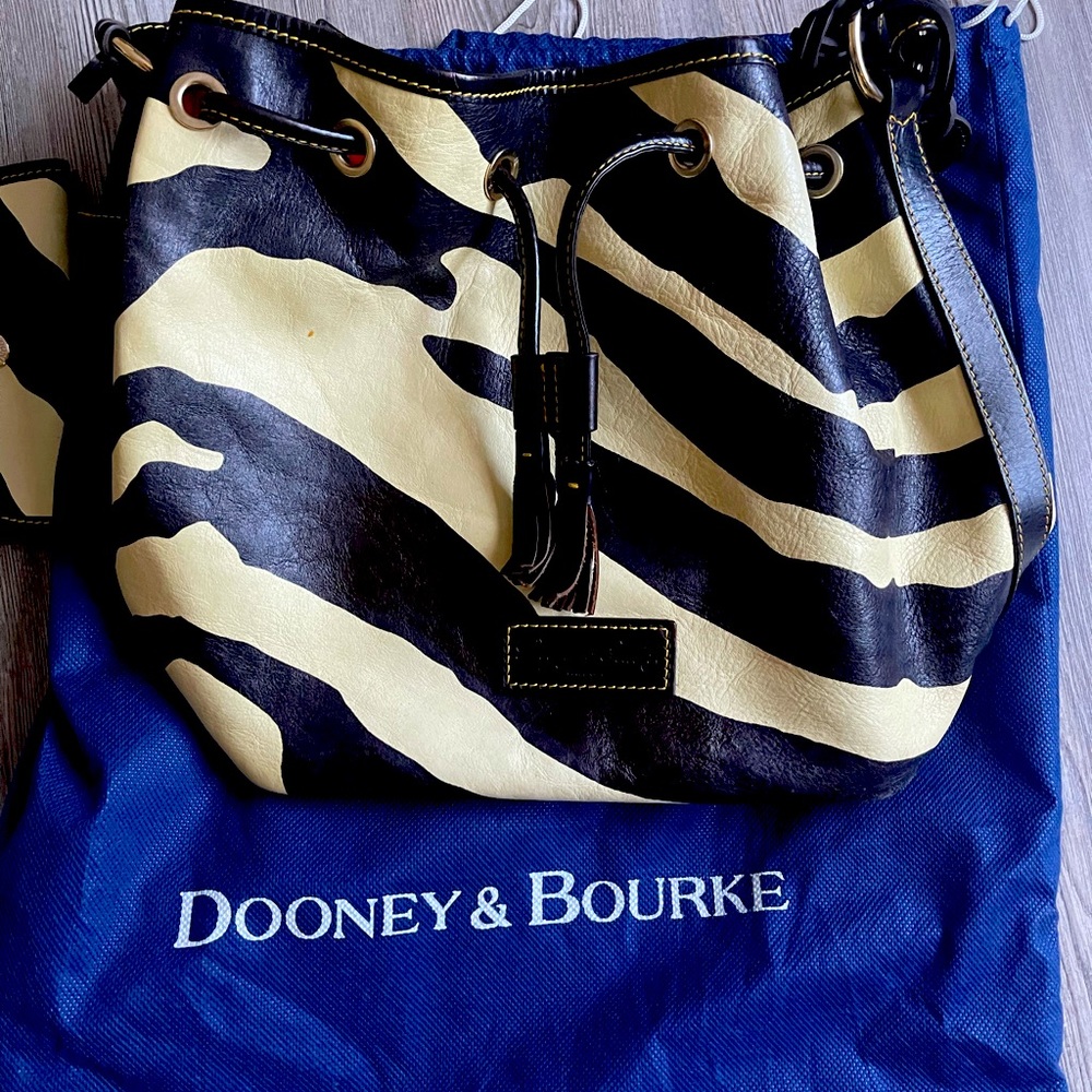 Dooney & Bourke giraffe print tote bag